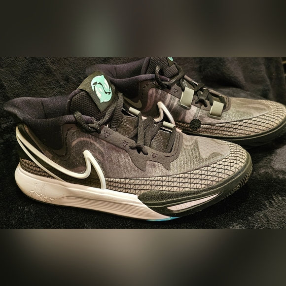 Nike Kyrie 5Y Shoes - Picture 2 of 8